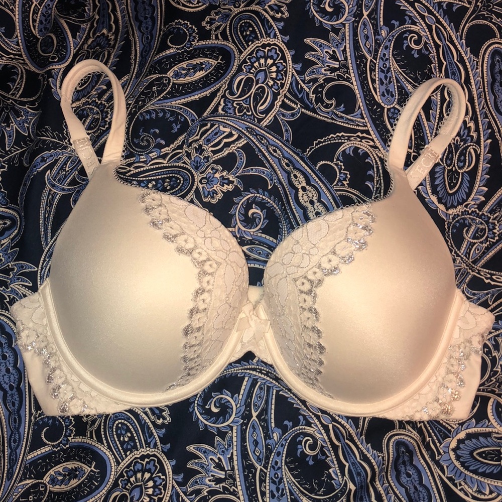 Victoria’s Secret Body by Victoria Lace Bra
